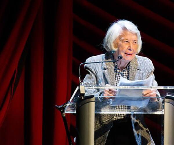 Liz Smith, Premier Gossip Columnist, Dies at 94