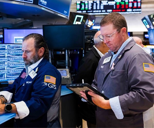 Tech Lifts Wall Street Higher, Offsetting Uncertainties