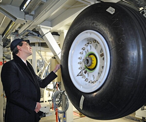 US Durable Goods Advance Modest 0.7 Percent in March