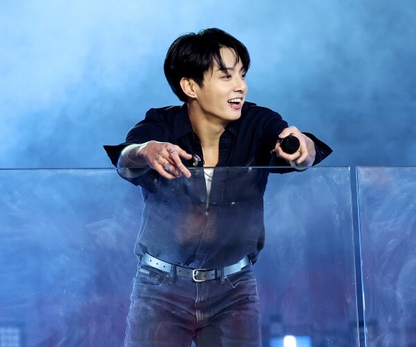 jung kook performs live