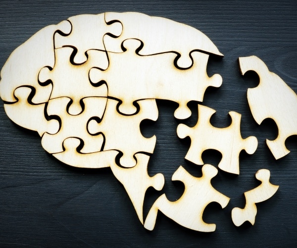 brain with broken puzzle pieces