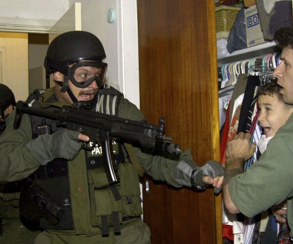 Alan Diaz, AP Photographer Behind Elian Image, to Retire