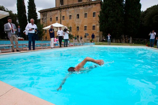 Italy: Minister Shows Mafia Stance with Swim in Seized Pool