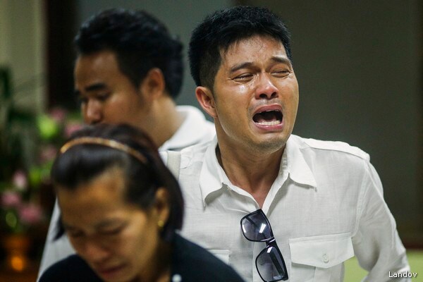 Thai PM Rules out Resigning as Bombs, Gunfire Punctuate Unrest