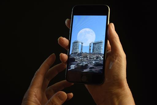 Temporary Blindness Linked to Smartphone Use in the Dark