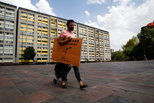 Storyteller Entertains Kids in Mexico City Apartment Complex