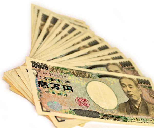 Dollar Shakes off Likely Japan Intervention; Stocks Brace for Earnings