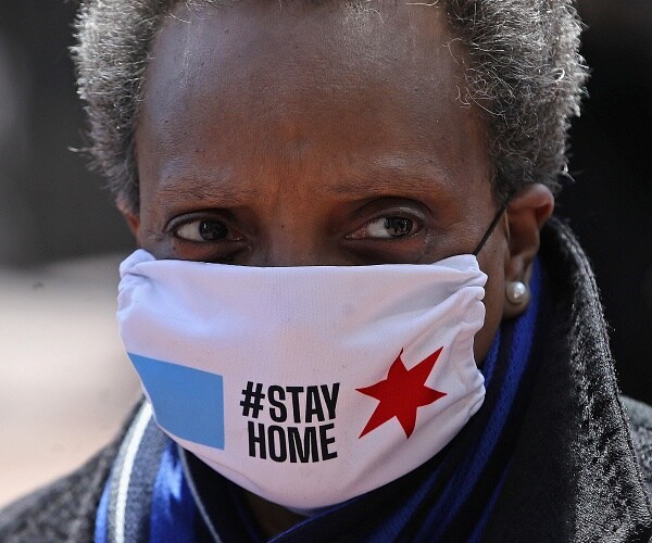 lori lightfoot wears mask