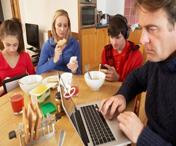 Parent's Use of Screen Time During Family Time Linked to Bad Behavior