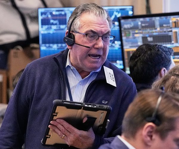 Wall Street Closes Cautiously Flat in Heavy Earnings Week