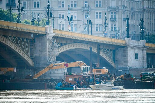 Hungary: Floating Crane Arrives to Sunken Danube Tour Boat