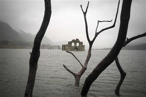 Colonial Church Emerges from Falling Mexican Reservoir