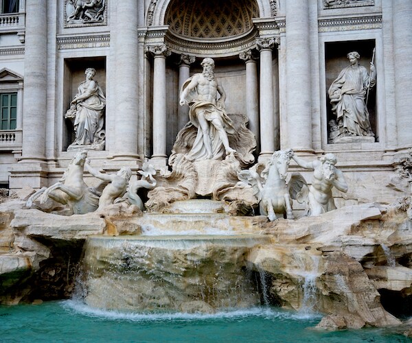 Selfie Brawl Breaks Out at Rome's Trevi Fountain
