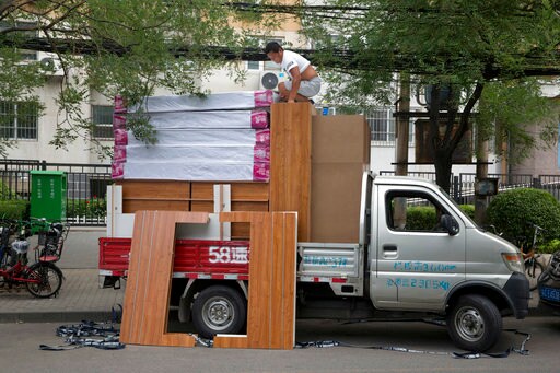 China Central Banker Says Currency Slide under Observation