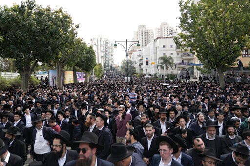 Hundreds of Thousands Attend Funeral of Major Israeli Rabbi