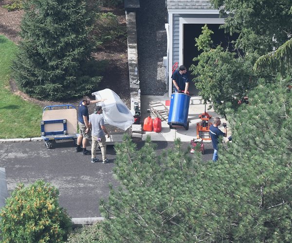 Movers Are Seen at Mansion as Cuomo Prepares to Leave Office