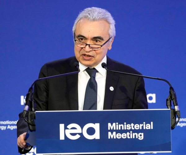 Russia Oil Output Exceeds Expectation, but Pressure Looms: IEA Chief