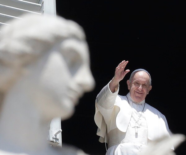 Pope Reverts to Mask-Less Old Ways at Indoor Audience
