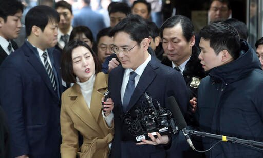 Samsung's Billionaire Heir Tries to Avert Arrest in Court