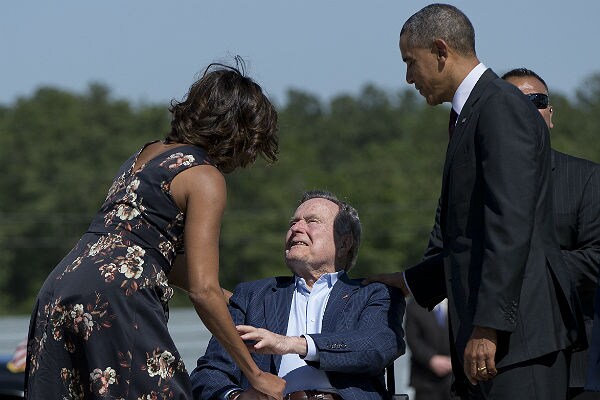 Elder Bush Pays Obamas a Surprise Visit at Houston Airport