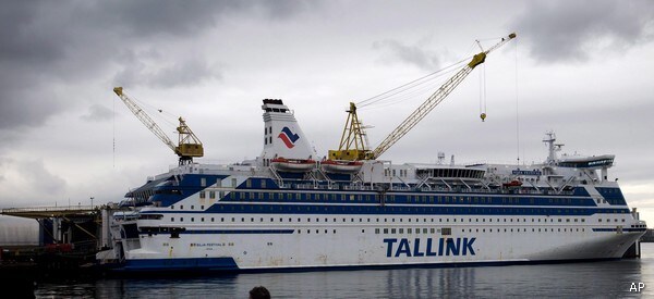 Floating Hotel Draws Workers to NW Canada Boomtown