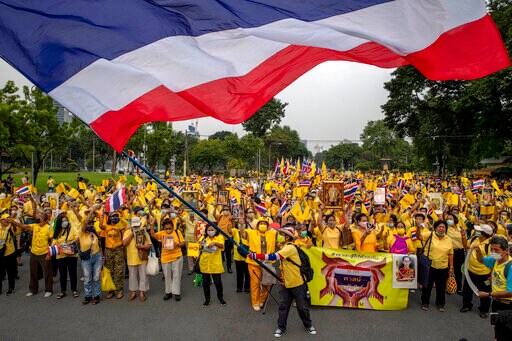 Thai Royalists Rally in Counterpoint to Student Protesters