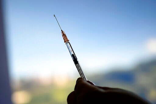 Sputnik V Maker: Vaccine Could be Adapted to Fight Omicron