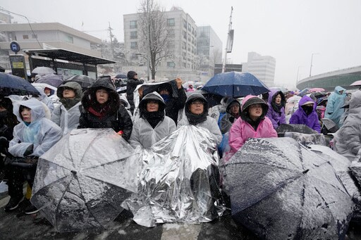 South Korean Protesters Brave Cold to Demand Yoon's Ouster as Detention Deadline Looms
