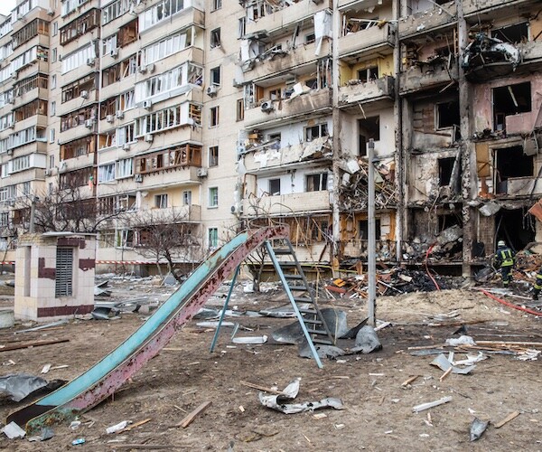 Desperate Mariupol Residents Trapping Pigeons for Food