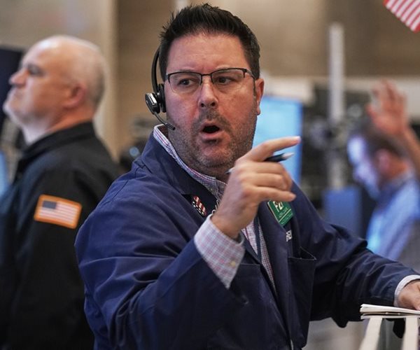 Wall St Ends Higher on Solid Data, Strong Earnings
