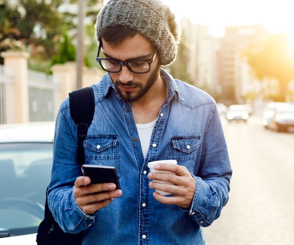 Hawaii Texting While Walking Law Allows Police to Fine Pedestrians