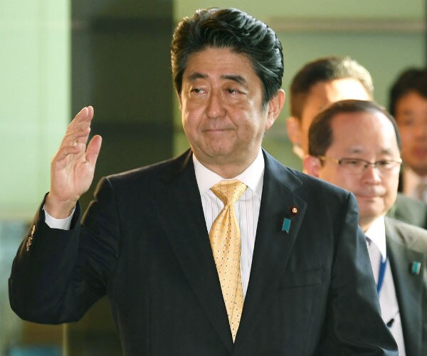 White House: Trump Will Speak with Japan's Abe on Saturday