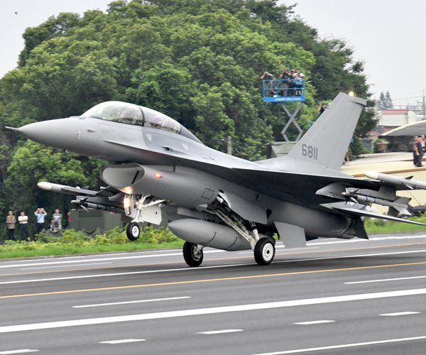 f-16 jet lands in taiwan