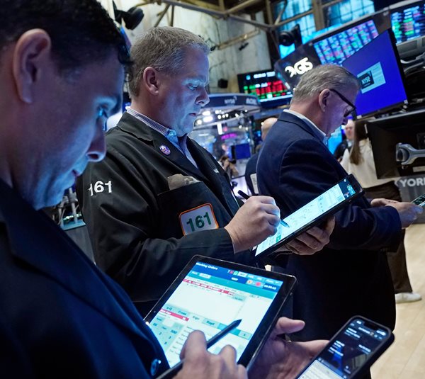 Wall Street Falls With Interest Rates, Earnings in Focus