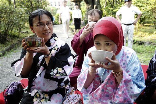 AP PHOTOS: Kimono-clad Foreigners Get a Taste of Old Tokyo