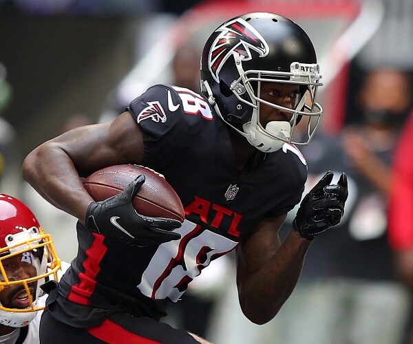 calvin ridley runs with football