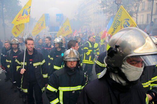 French Firefighters Protest Working Conditions, low Pay