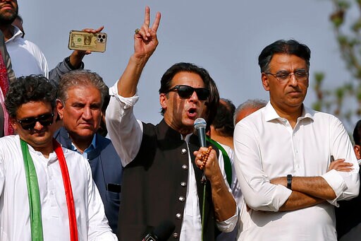 Pakistan's Ex-premier Calls off Planned Sit-in, Demands Vote