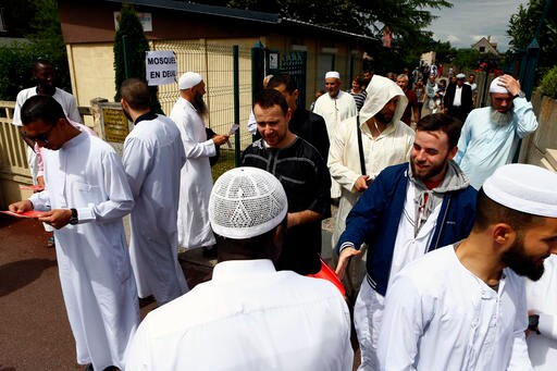 Muslim Blasts Extremists at Friday Prayer with Christians