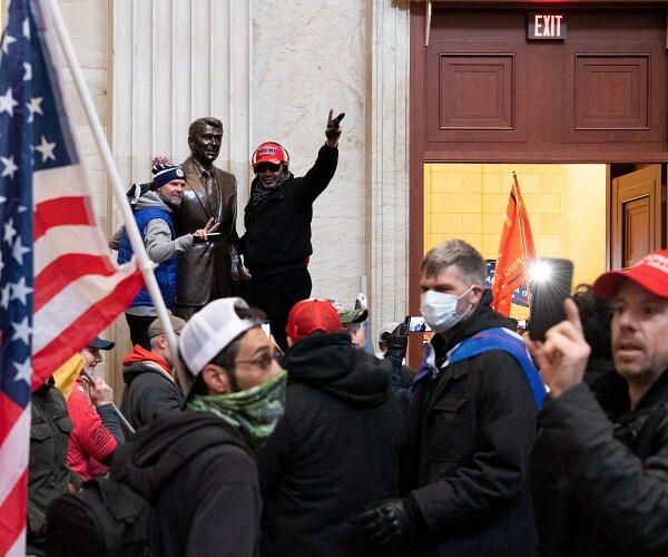 rioters enter the us capitols rotunda