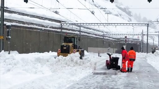 The Latest: Zermatt Tourists Get Helicopter Evacuations