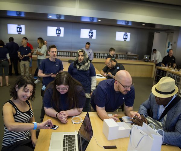 Apple Retail Employee Bag-Check Lawsuit Dismissed by District Judge
