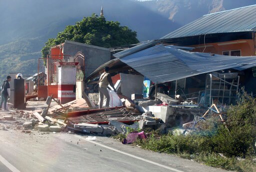 At Least 91 Dead after Quake Rocks Indonesian Tourist Island