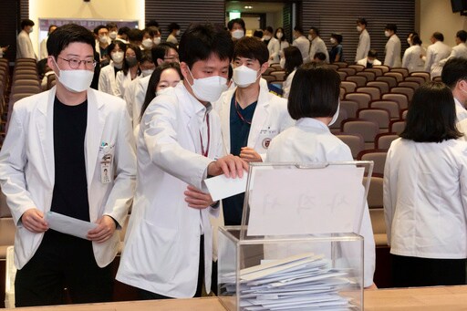 Senior Doctors in South Korea to Submit Resignations, Deepening Dispute over Medical School Plan