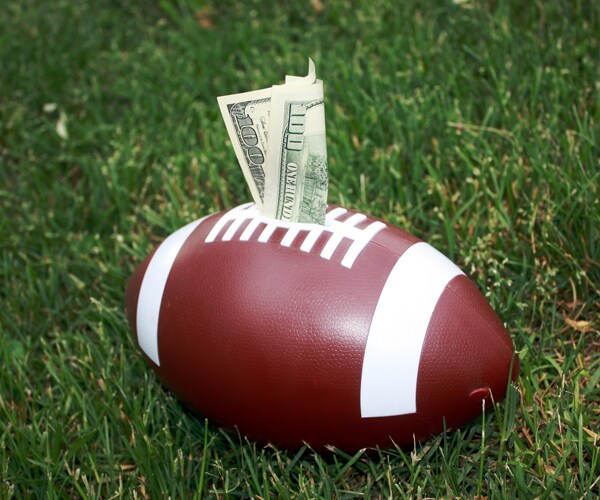 6-Foot, 7-Inch 8th Grader Already Has 9 Football Scholarship Offers