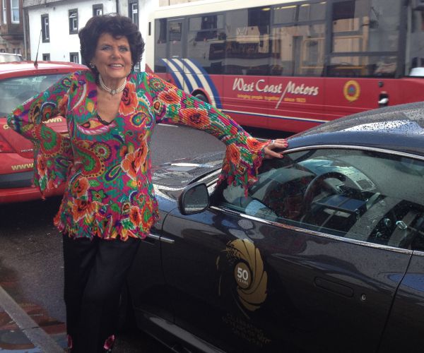 Eunice Gayson, First 'Bond' Girl, Dies at 90