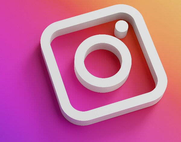 Russia Widens Social Media Crackdown by Blocking Instagram