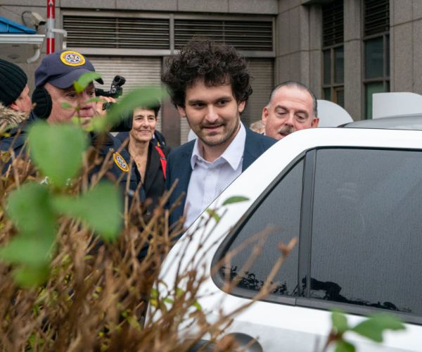 Bankman-Fried Set to Enter Not Guilty Plea in FTX Fraud Case - Source