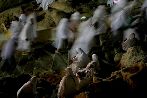 Muslim Pilgrims Pray at Mount Arafat as Hajj Reaches Apex