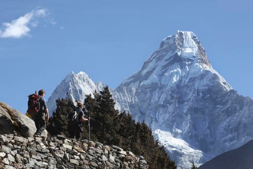 2 Brits, Mexican Are 1st Foreigners on Everest in 2 Years